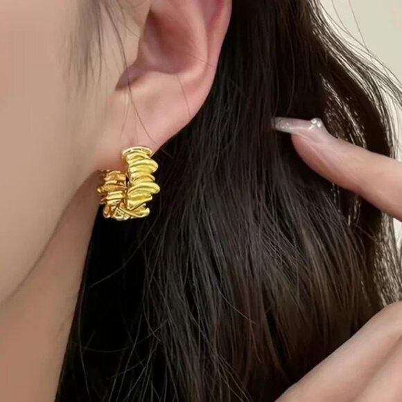 Gold crinkle huggie hoop earrings ✨ - Picture 5 of 5